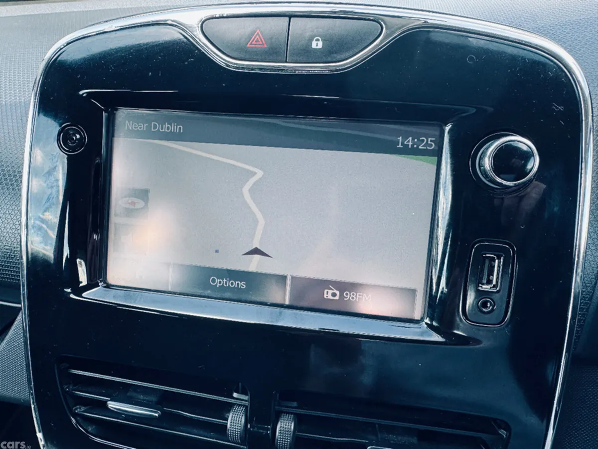 Renault Clio Hatchback, Petrol, 2015, Red