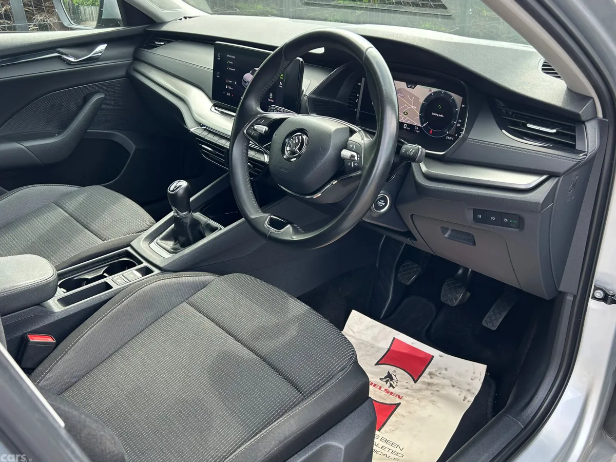 Skoda Octavia Hatchback, Diesel, 2022, Silver