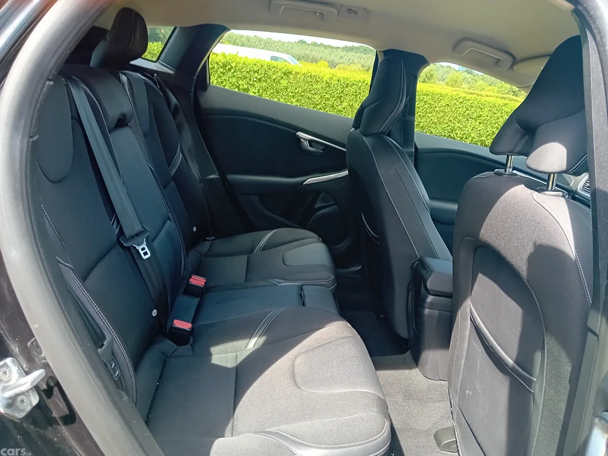 Volvo V40 Hatchback, Diesel, 2016, Black