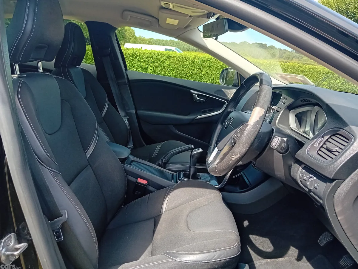 Volvo V40 Hatchback, Diesel, 2016, Black