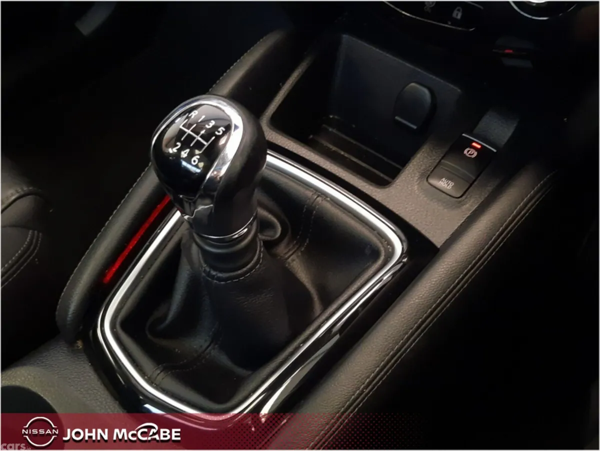 Nissan Qashqai MPV, Petrol, 2020, Red