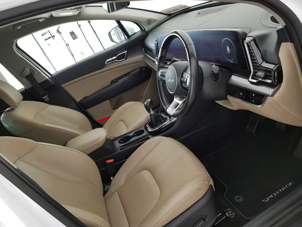 Kia Sportage MPV, Diesel, 2023, White