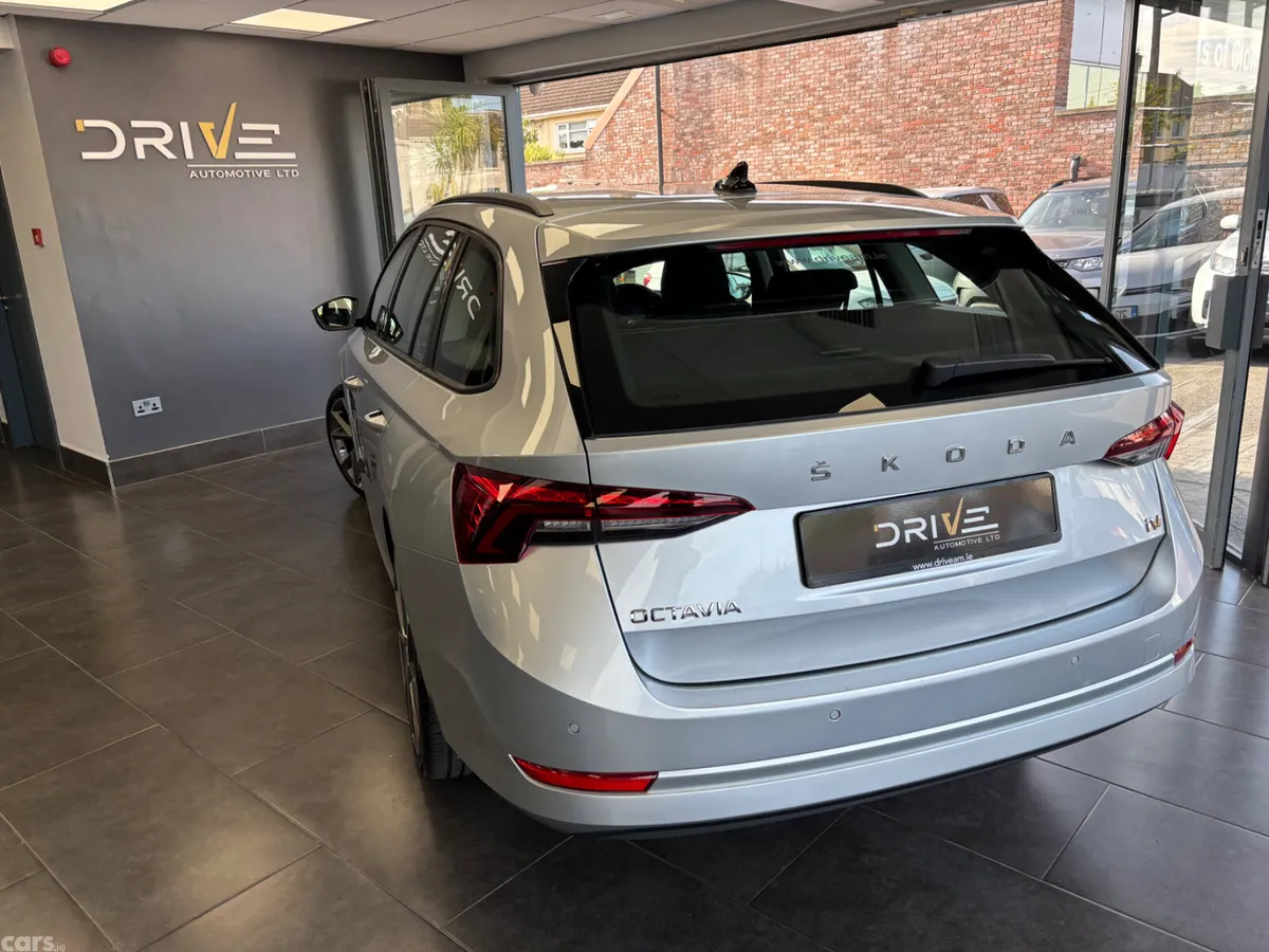 Skoda Octavia Estate, Petrol Plug-in Hybrid, 2023, Silver