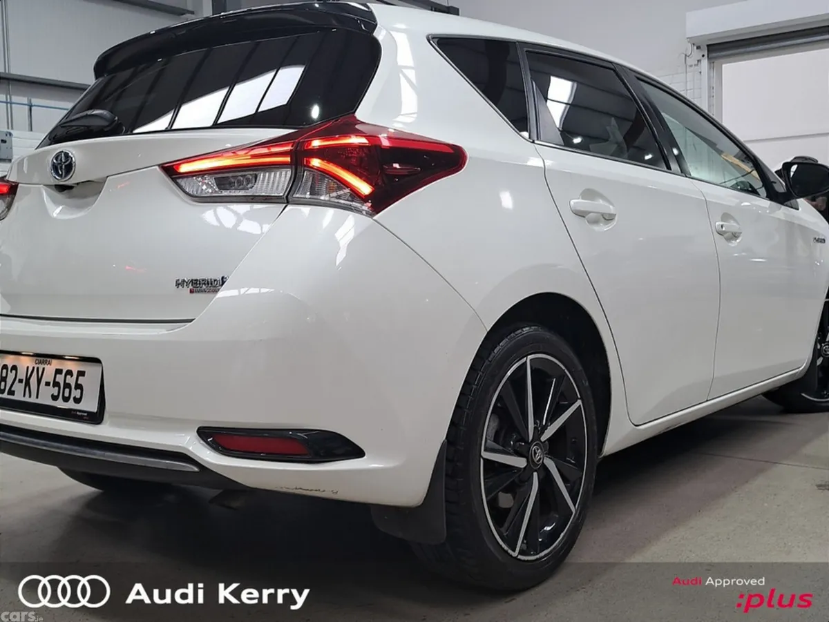 Toyota Auris MPV, Petrol Hybrid, 2018, White