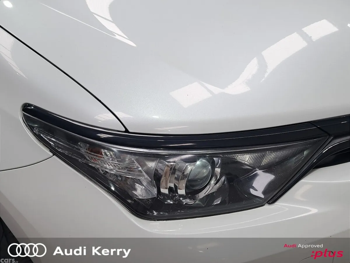Toyota Auris MPV, Petrol Hybrid, 2018, White