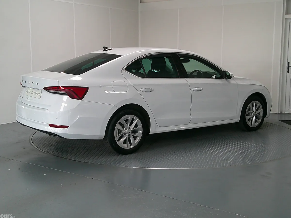 Skoda Octavia Hatchback, Diesel, 2023, White