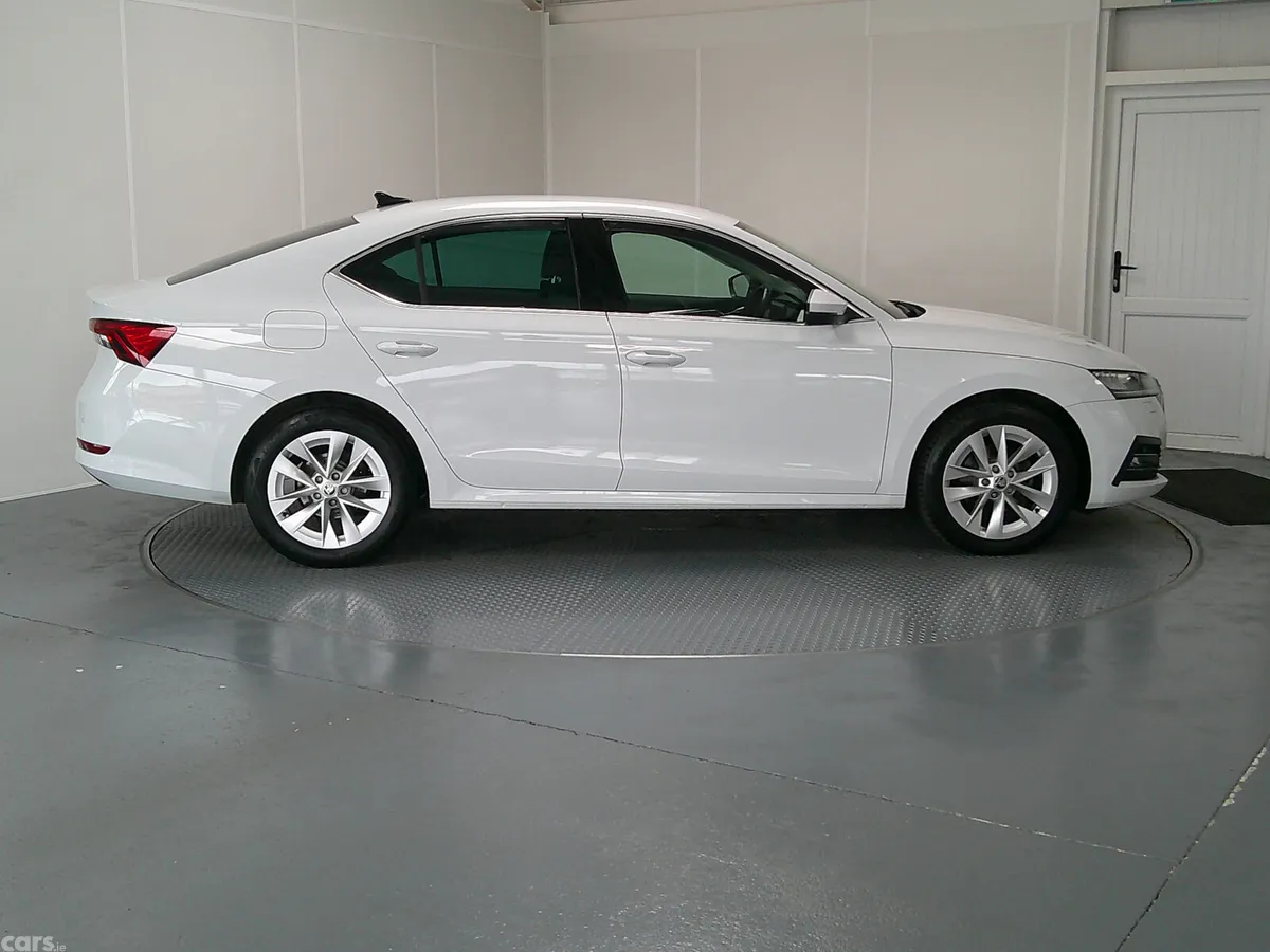Skoda Octavia Hatchback, Diesel, 2023, White