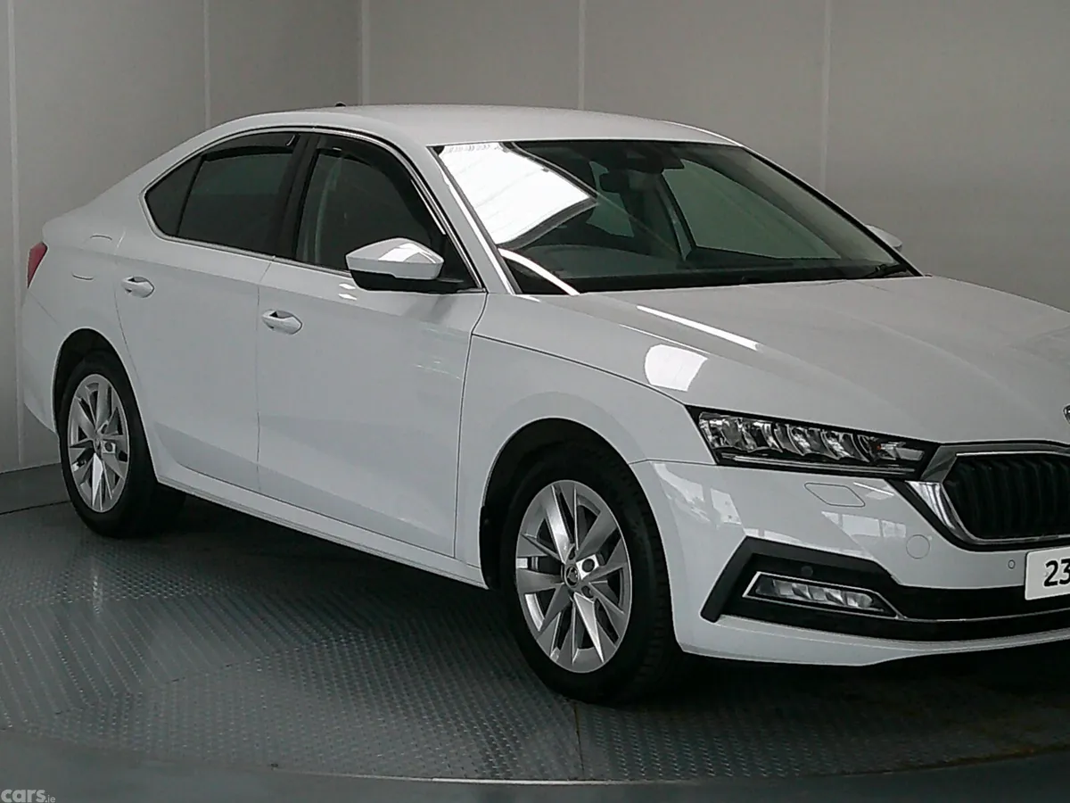 Skoda Octavia Hatchback, Diesel, 2023, White