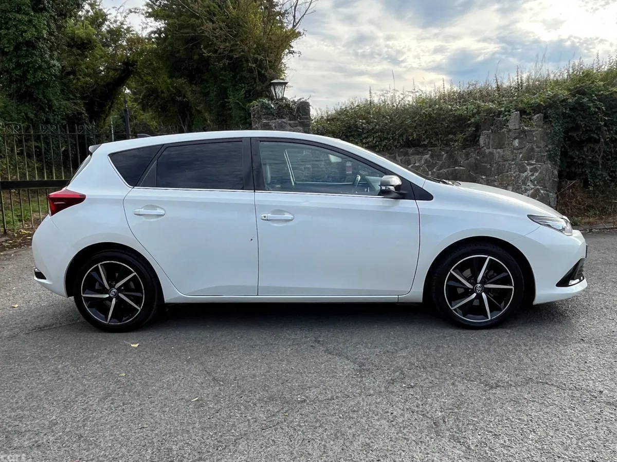 Toyota Auris Hatchback, Petrol, 2018, White