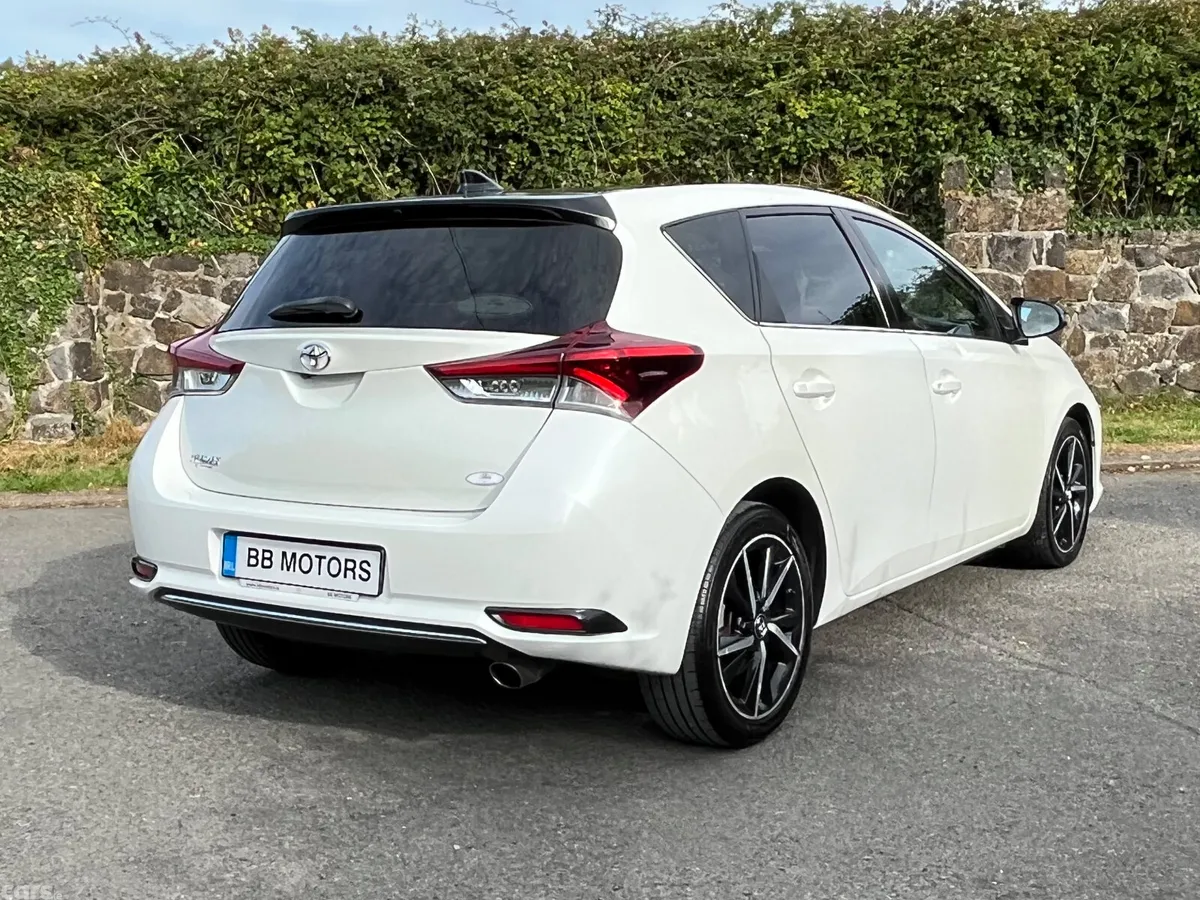 Toyota Auris Hatchback, Petrol, 2018, White