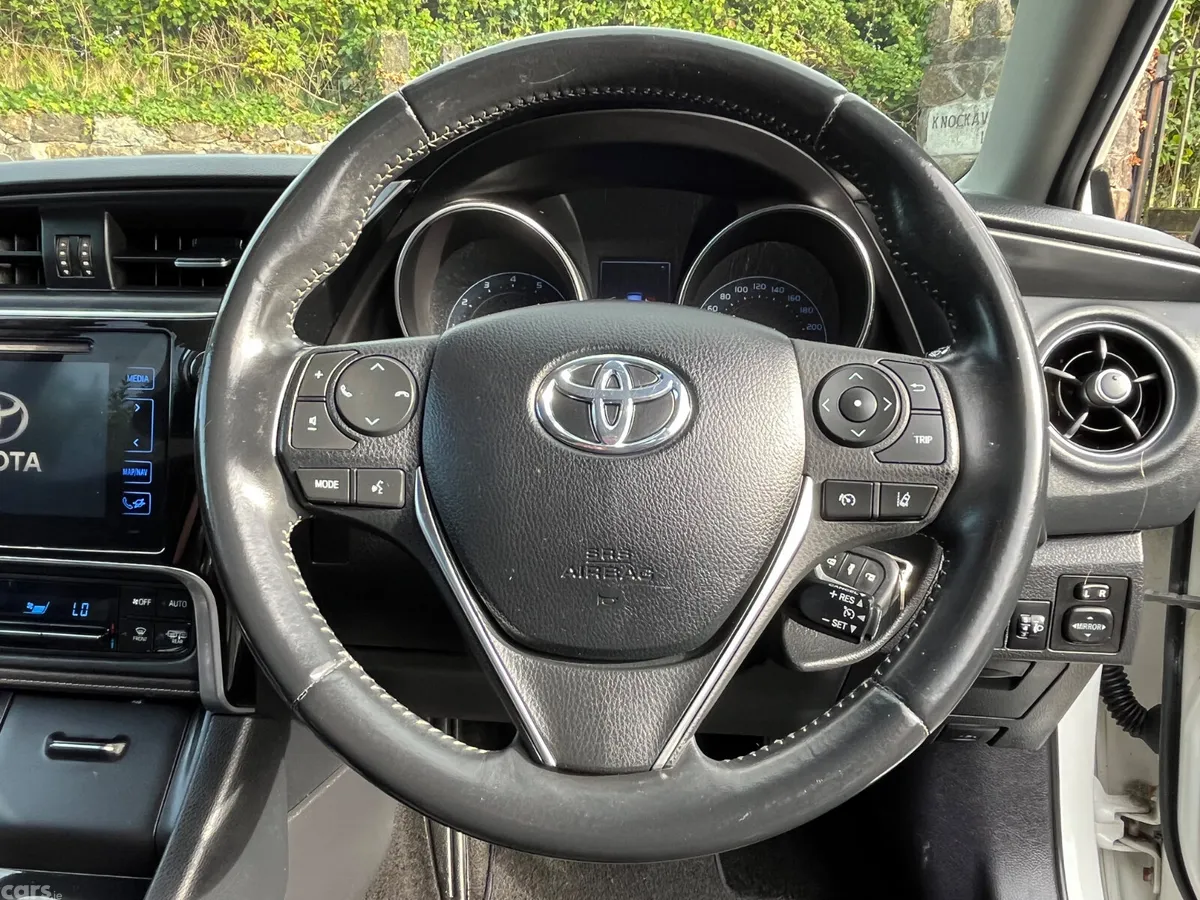 Toyota Auris Hatchback, Petrol, 2018, White