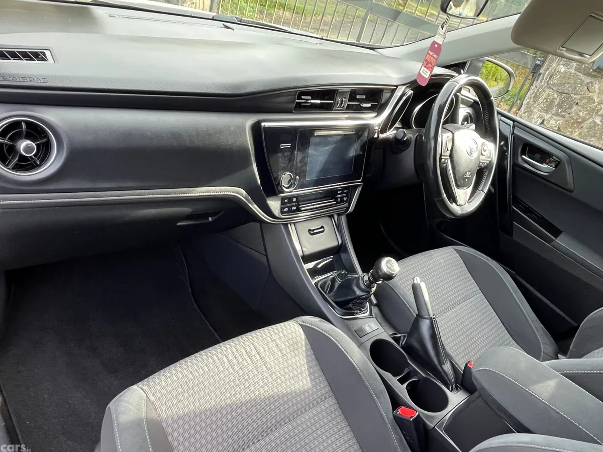 Toyota Auris Hatchback, Petrol, 2018, White