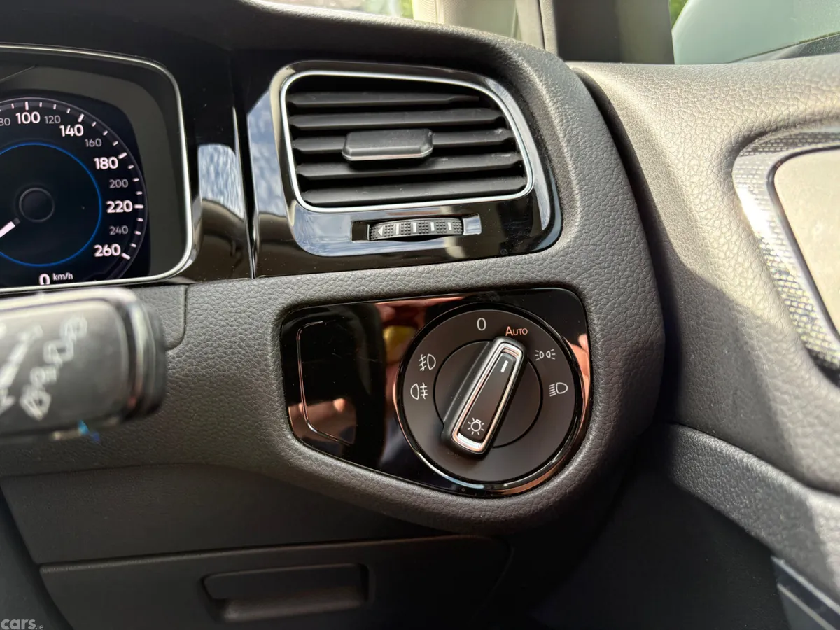 Volkswagen Golf Estate, Petrol, 2018, White