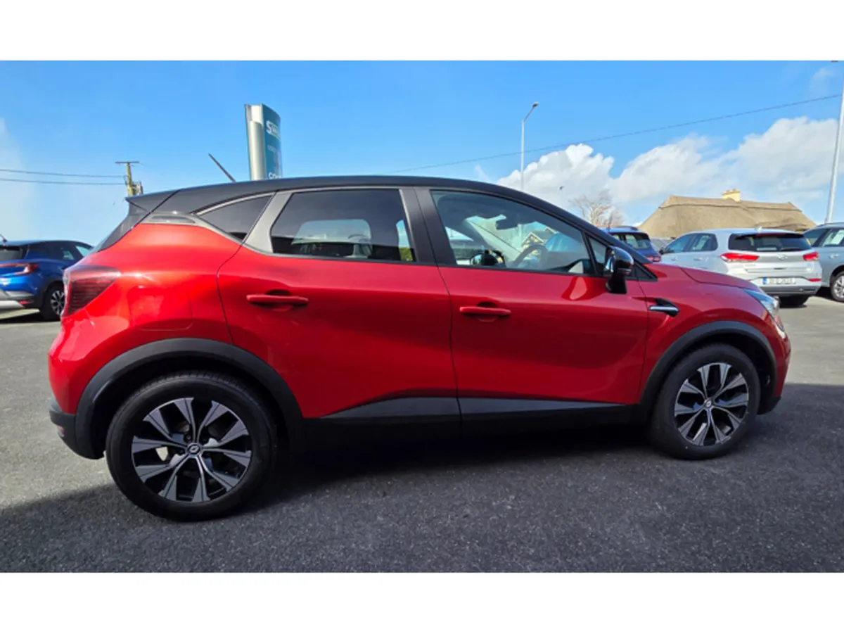 Renault Captur Hatchback, Petrol, 2022, Red