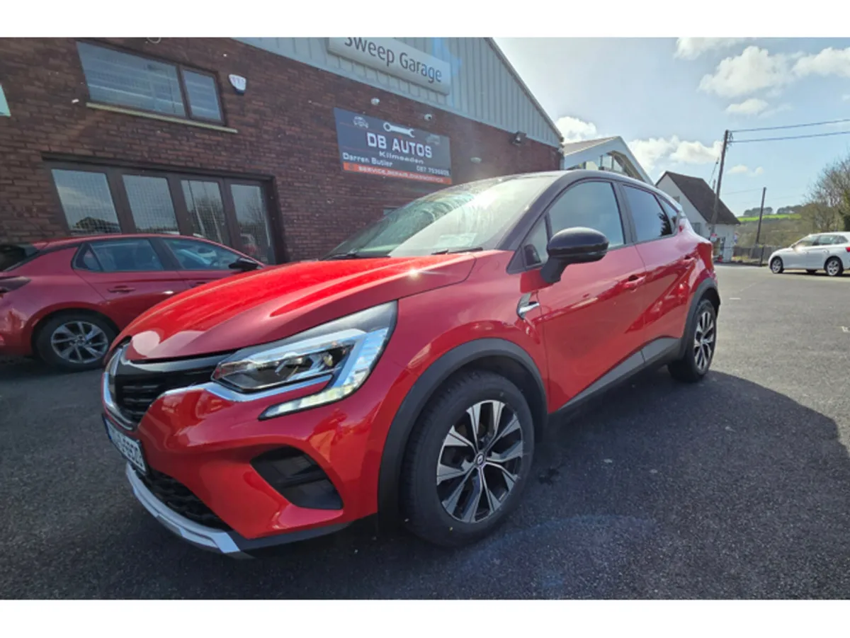 Renault Captur Hatchback, Petrol, 2022, Red