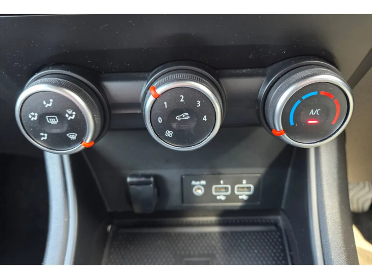 Renault Captur Hatchback, Petrol, 2022, Red