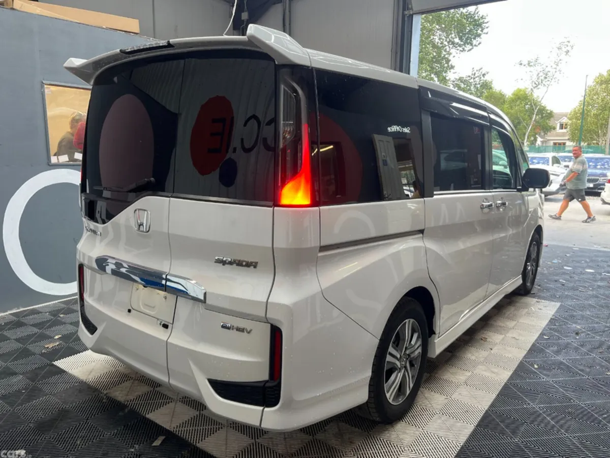 Honda Stepwagon Van, Petrol Hybrid, 2021, White