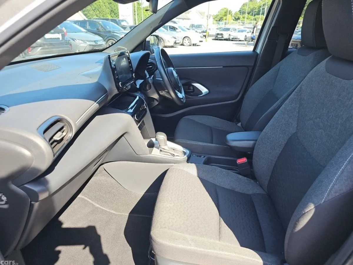 Toyota Yaris Cross Hatchback, Petrol Hybrid, 2023, Grey