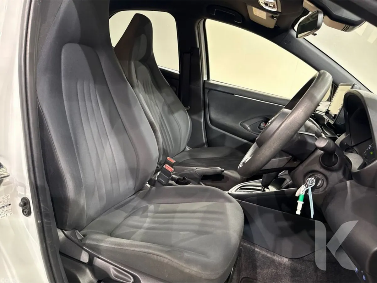 Toyota Yaris Hatchback, Petrol Hybrid, 2023, White