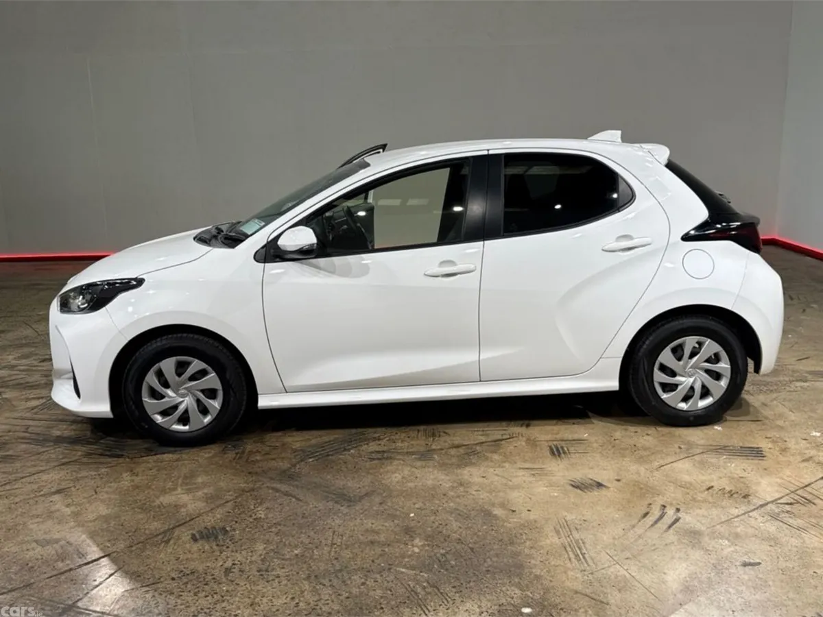 Toyota Yaris Hatchback, Petrol Hybrid, 2023, White