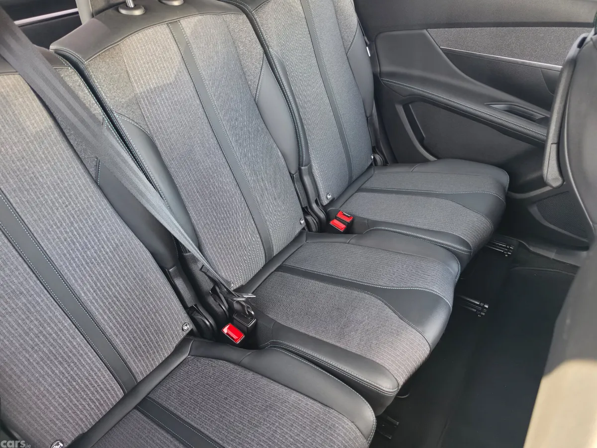 Peugeot 5008 MPV, Petrol, 2023, Blue