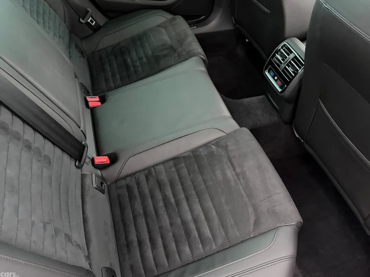 Volkswagen Passat Saloon, Diesel, 2018, Red