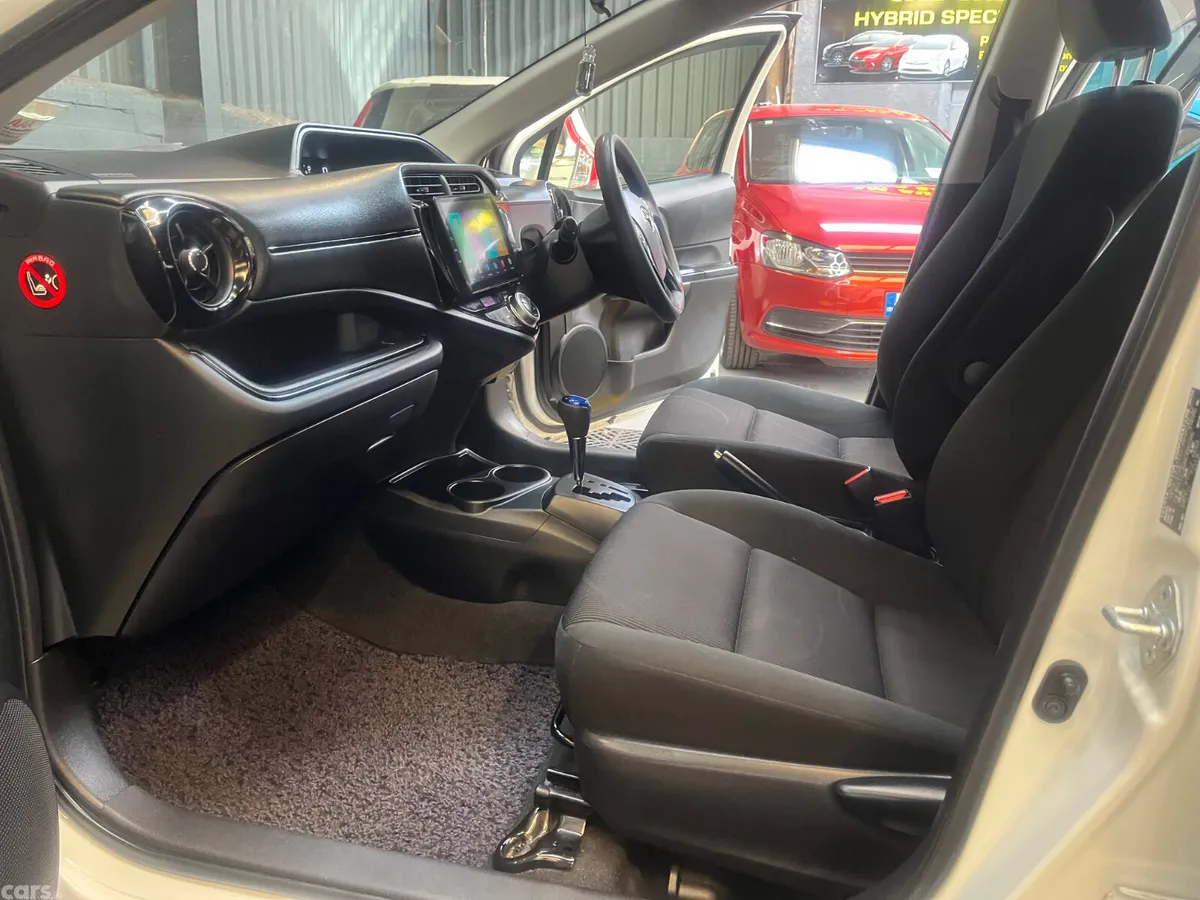 Toyota Aqua Hatchback, Petrol Hybrid, 2017, White