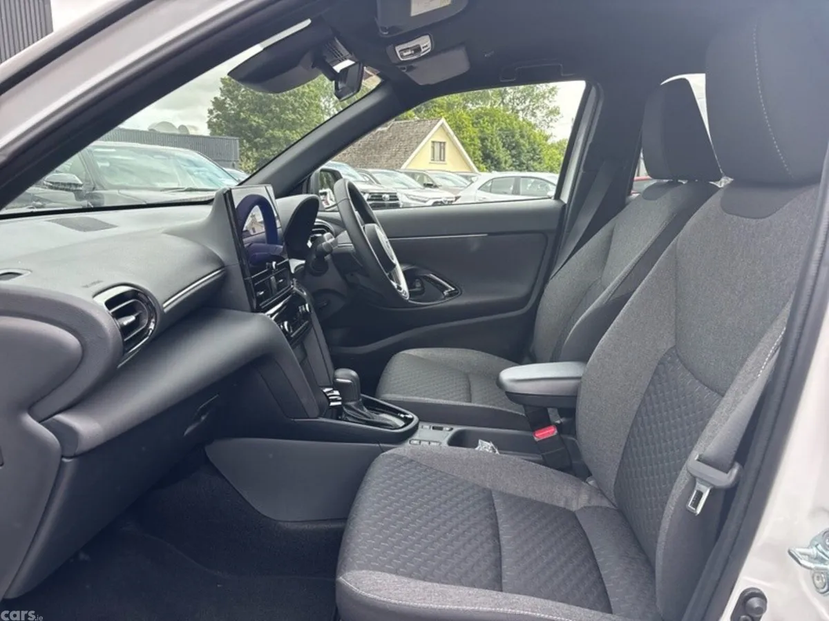 Toyota Yaris Cross Hatchback, Petrol Hybrid, 2026, White