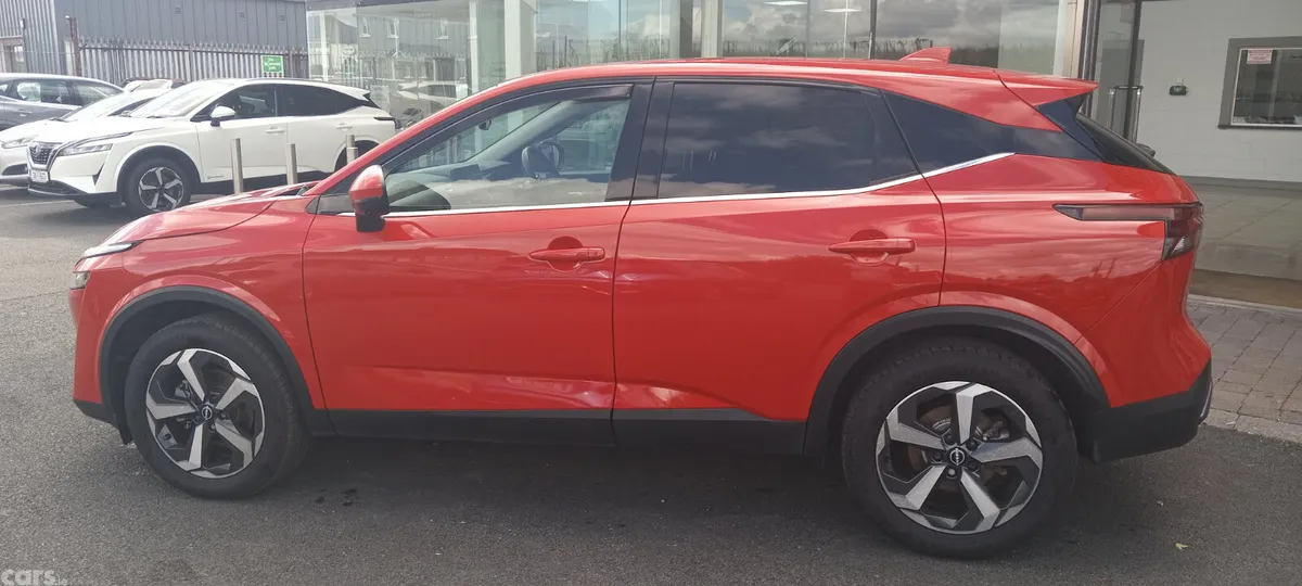 Nissan Qashqai MPV, Petrol, 2023, Red