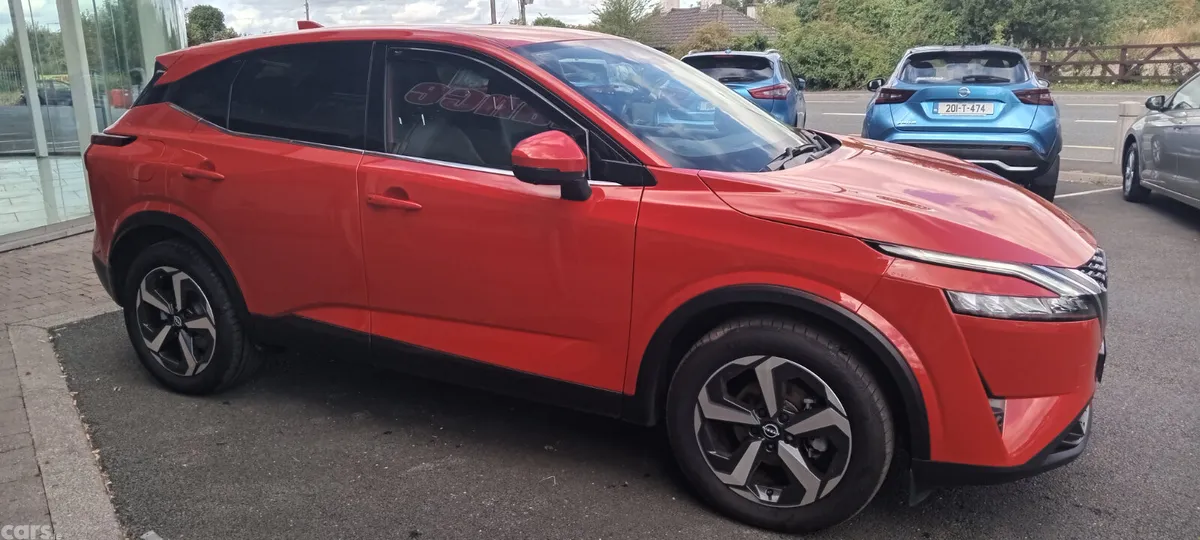 Nissan Qashqai MPV, Petrol, 2023, Red