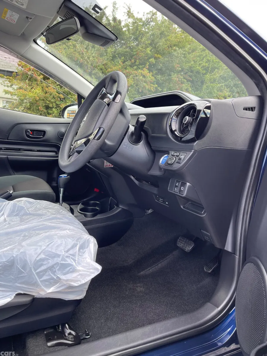 Toyota Aqua Hatchback, Petrol Hybrid, 2016, Navy