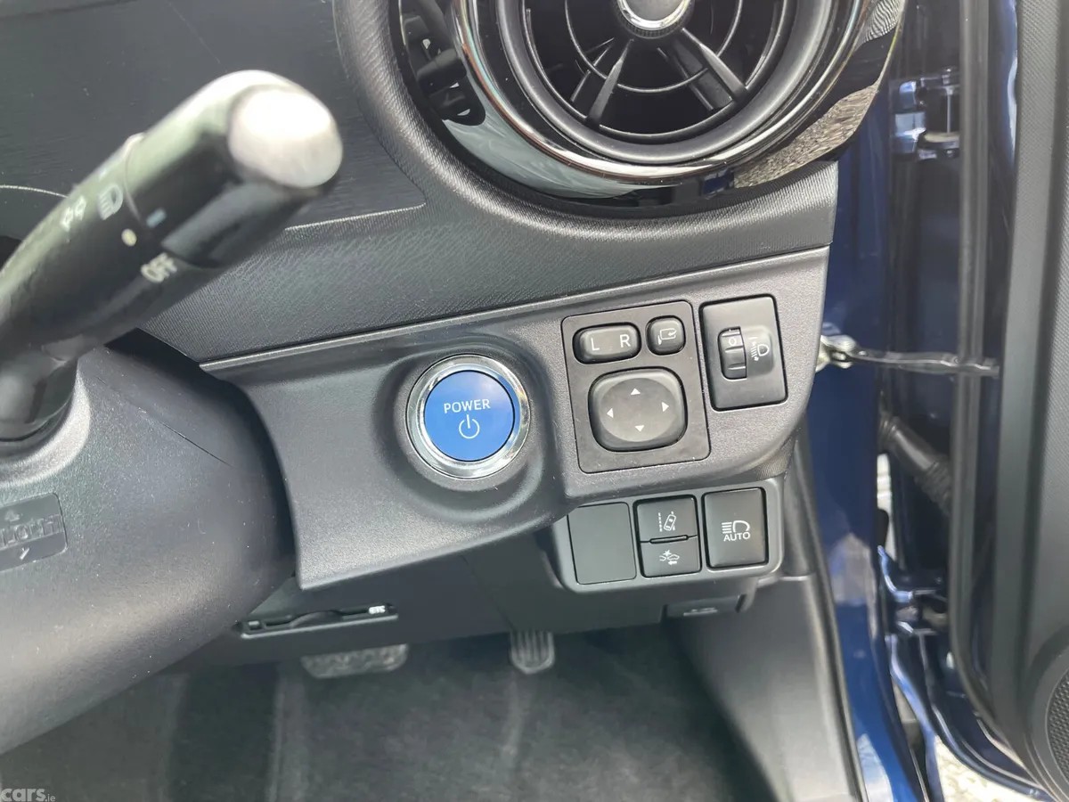 Toyota Aqua Hatchback, Petrol Hybrid, 2016, Navy