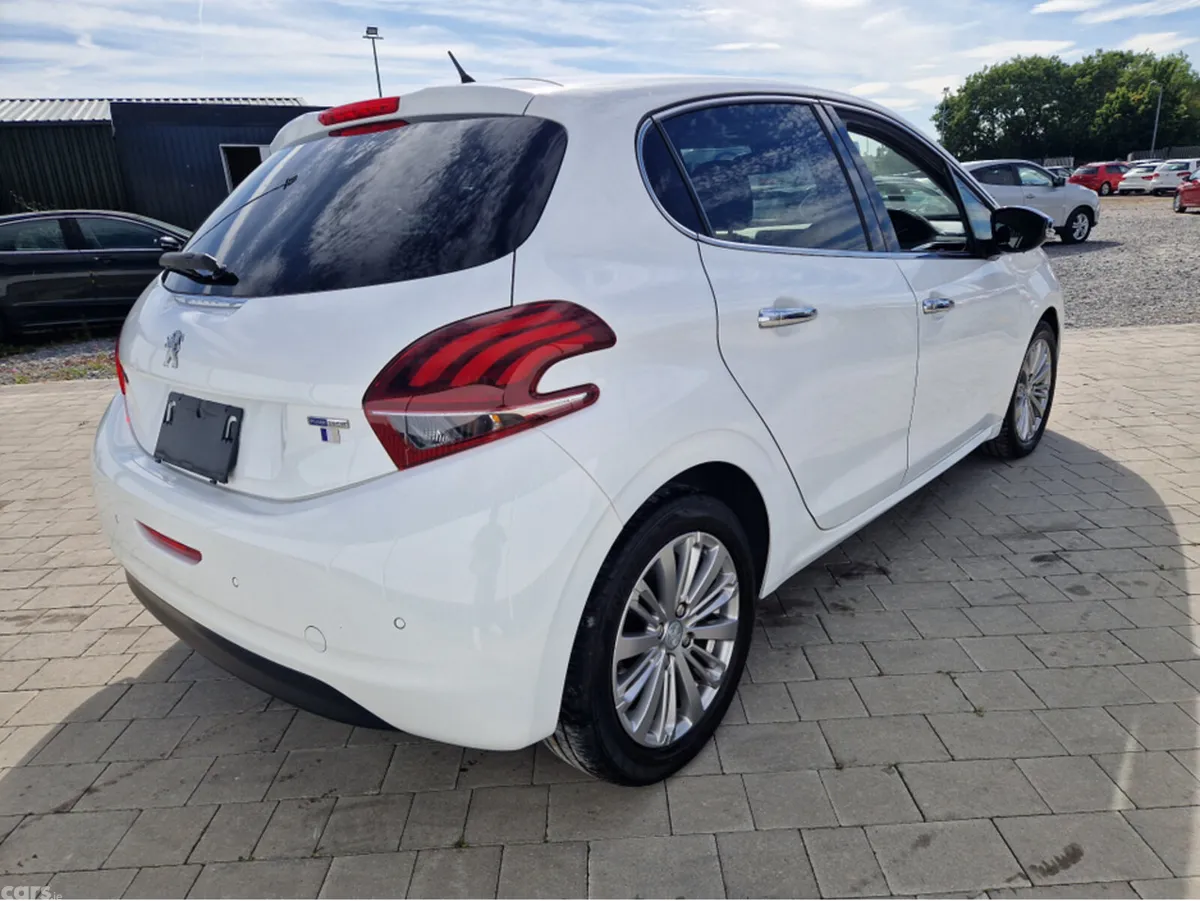 Peugeot 208 Hatchback, Petrol, 2016, White