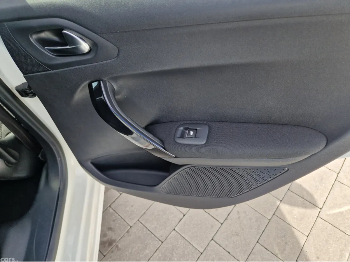 Peugeot 208 Hatchback, Petrol, 2016, White