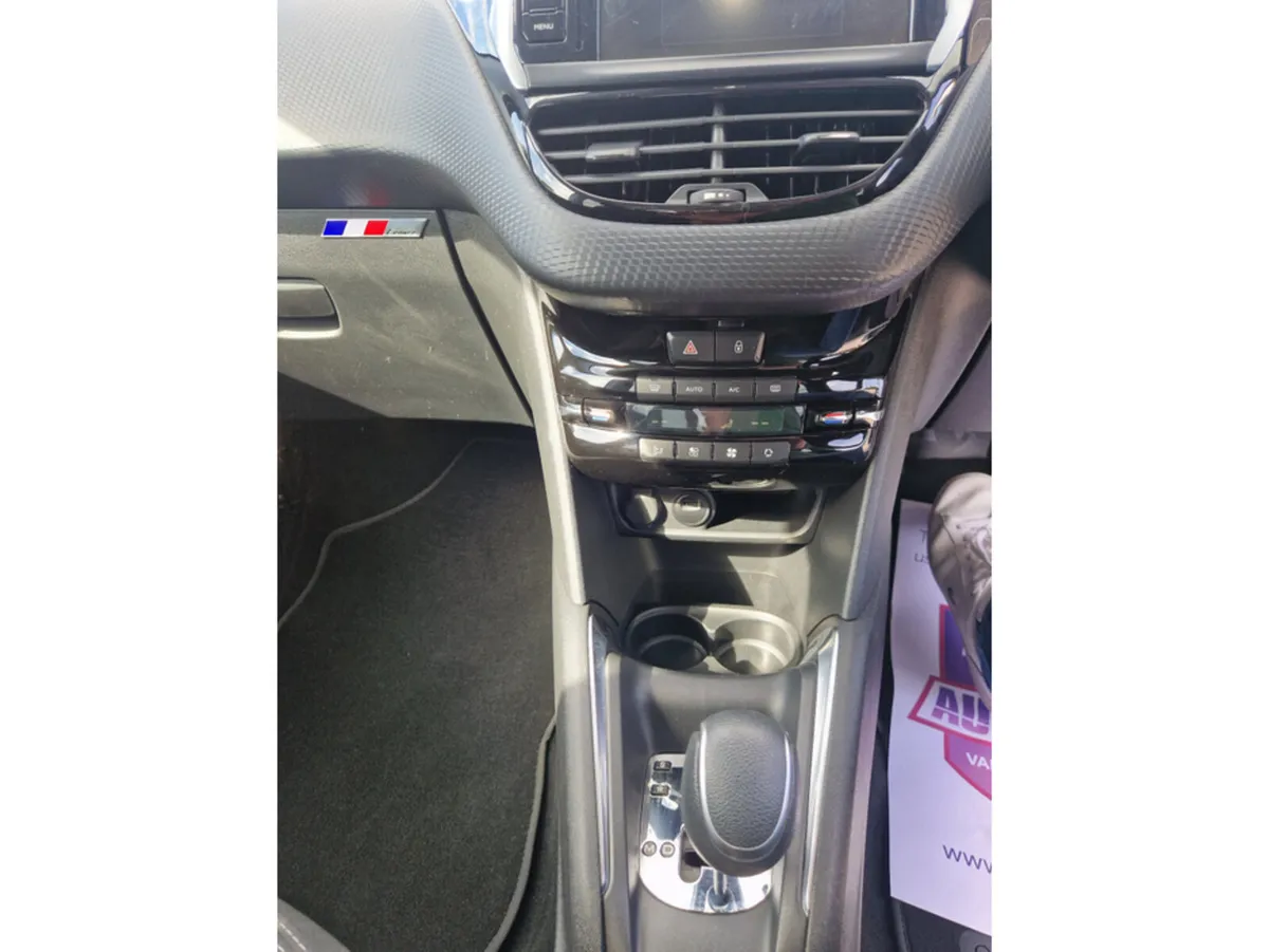 Peugeot 208 Hatchback, Petrol, 2016, White