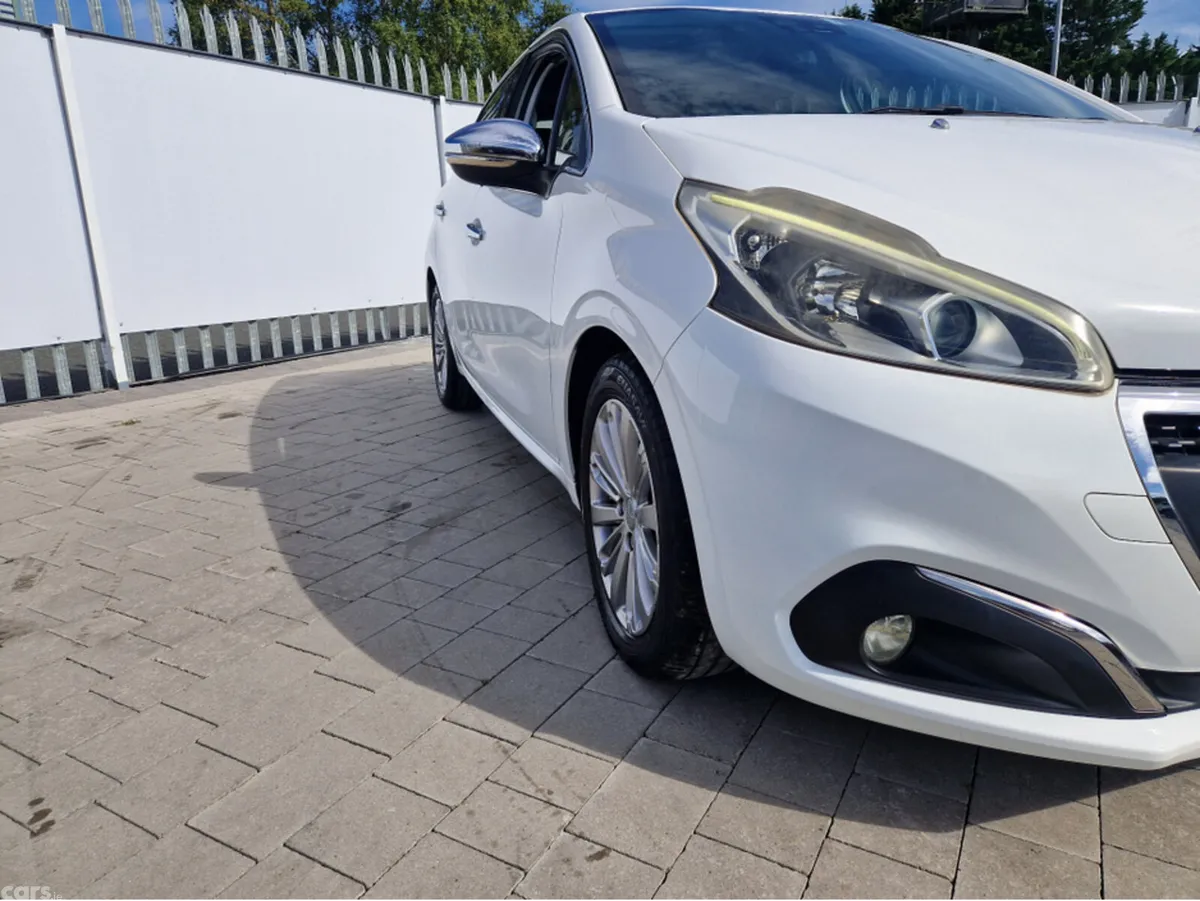 Peugeot 208 Hatchback, Petrol, 2016, White