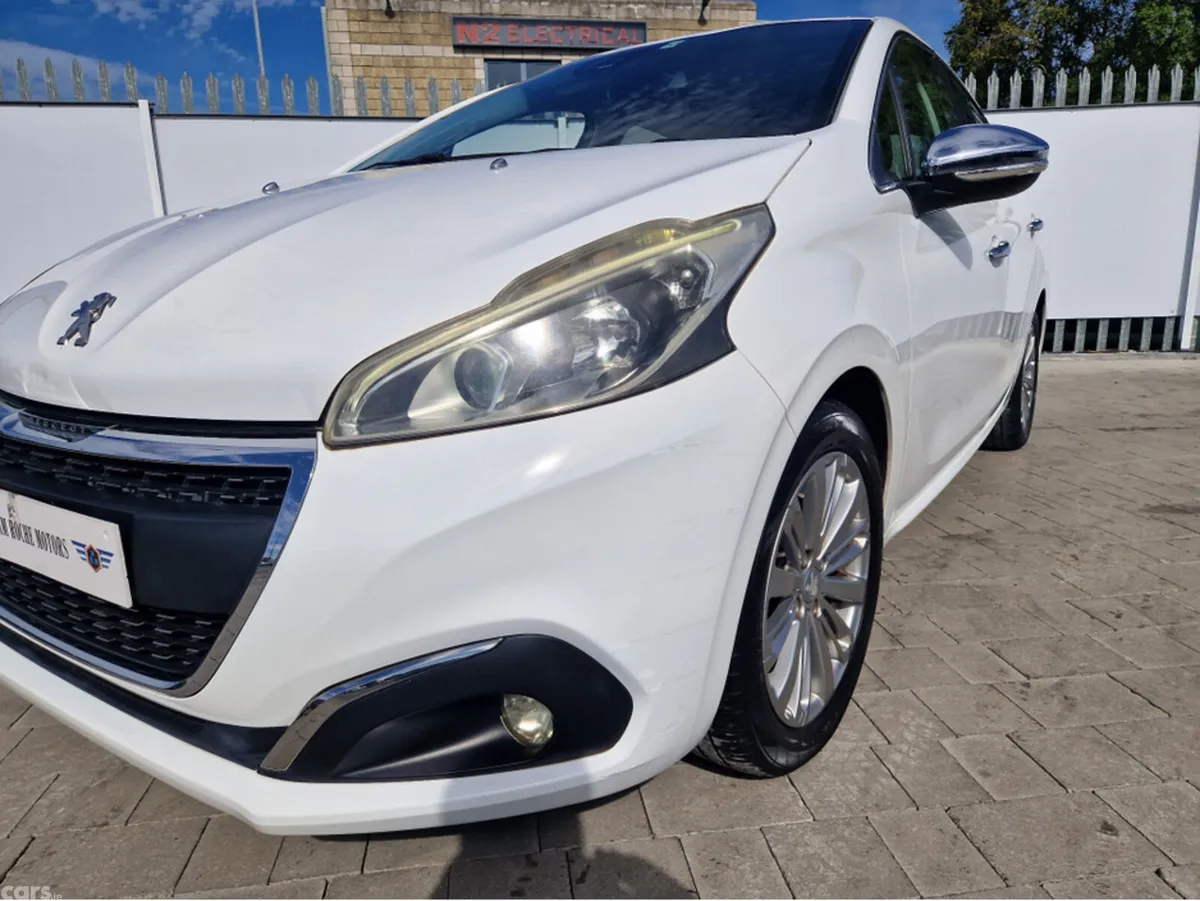 Peugeot 208 Hatchback, Petrol, 2016, White