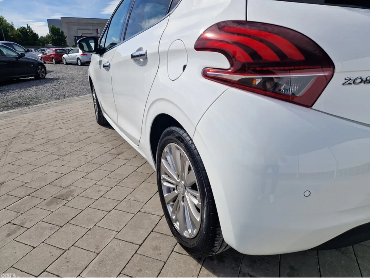 Peugeot 208 Hatchback, Petrol, 2016, White