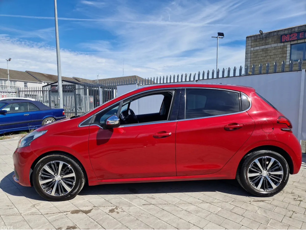 Peugeot 208 Hatchback, Petrol, 2018, Red