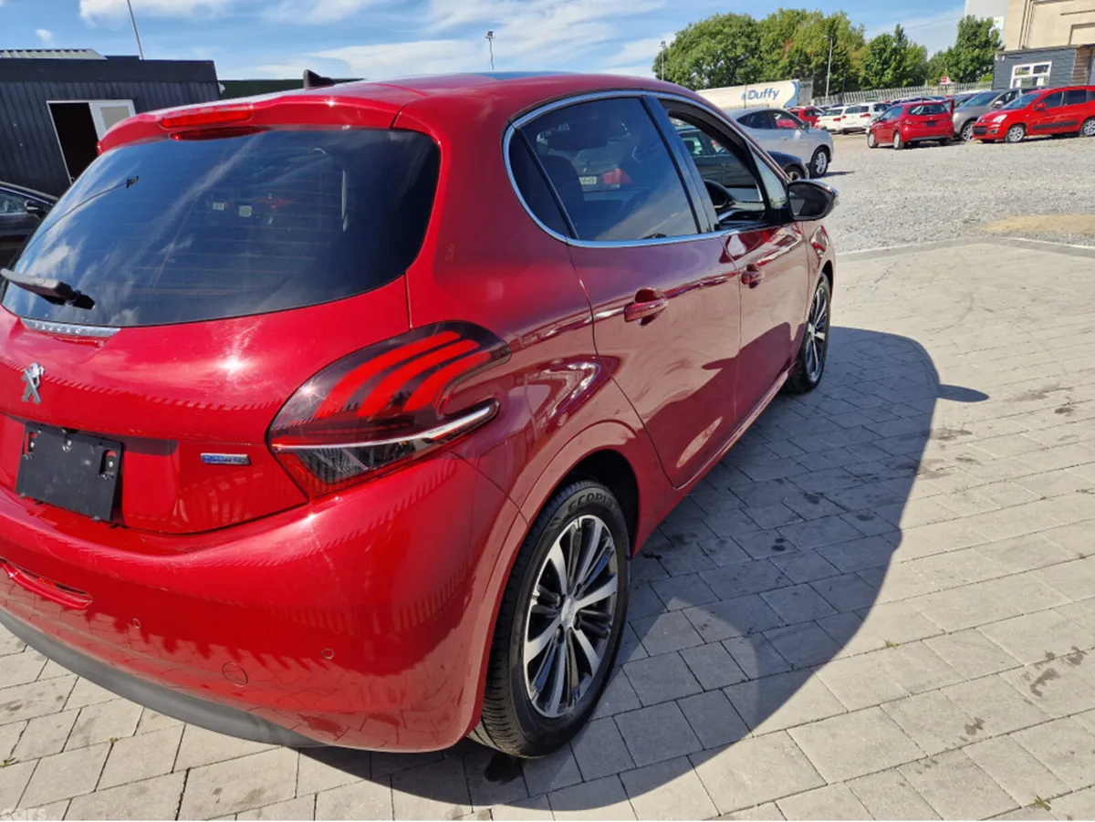 Peugeot 208 Hatchback, Petrol, 2018, Red