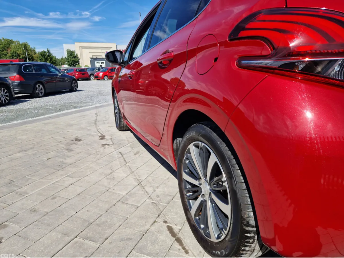 Peugeot 208 Hatchback, Petrol, 2018, Red