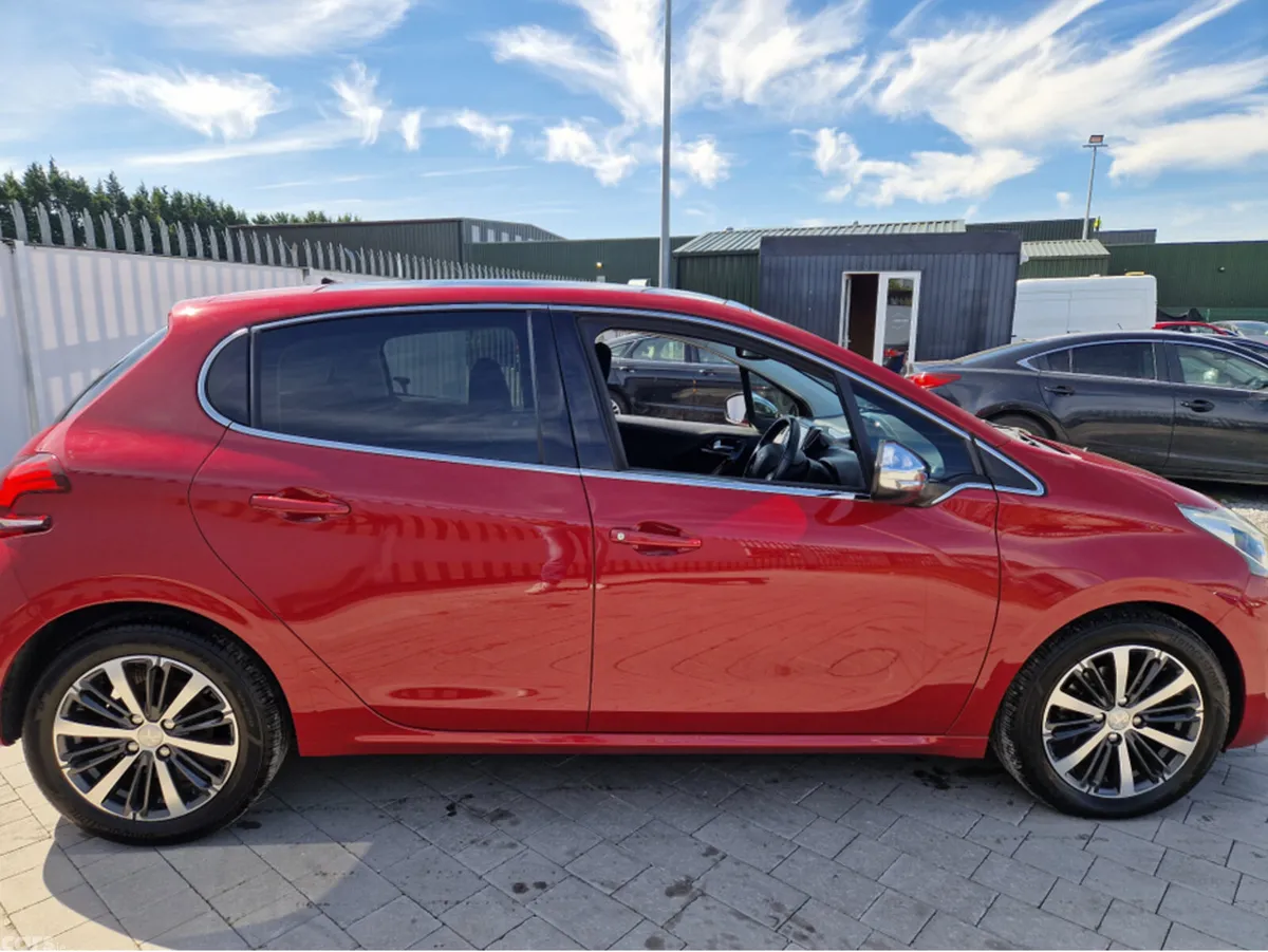 Peugeot 208 Hatchback, Petrol, 2018, Red