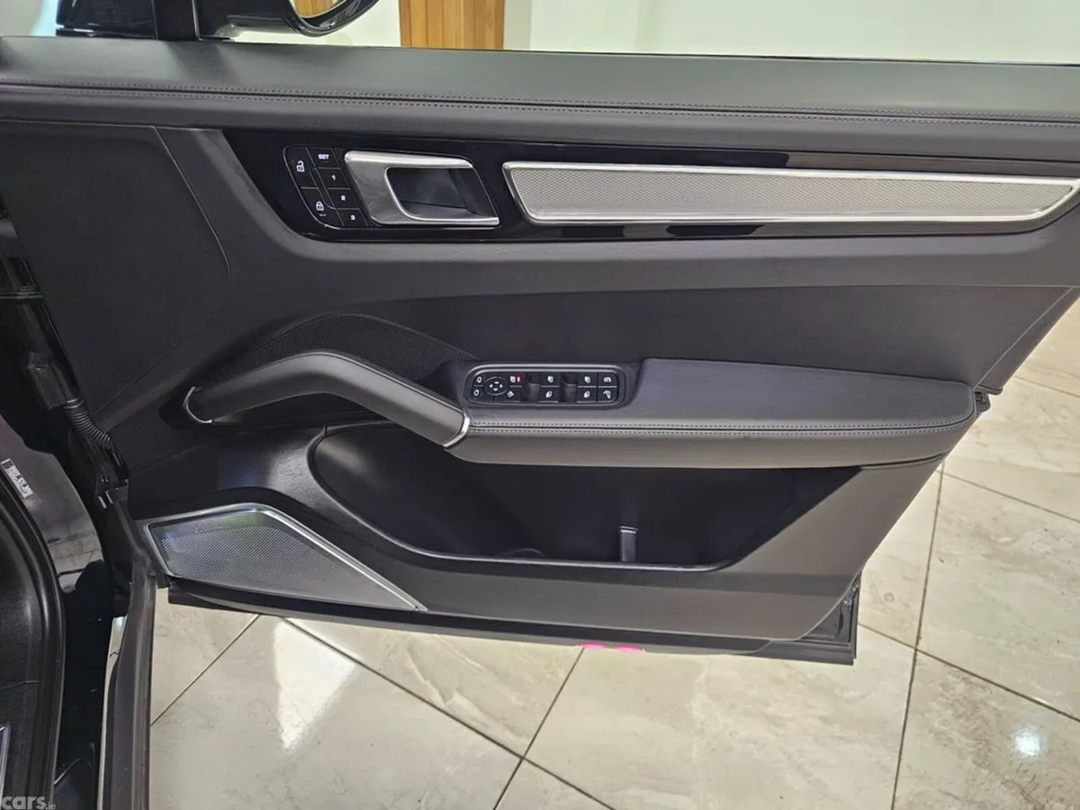 Porsche Cayenne SUV, Petrol Plug-in Hybrid, 2023, Blue