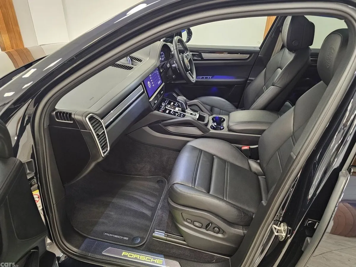 Porsche Cayenne SUV, Petrol Plug-in Hybrid, 2023, Blue