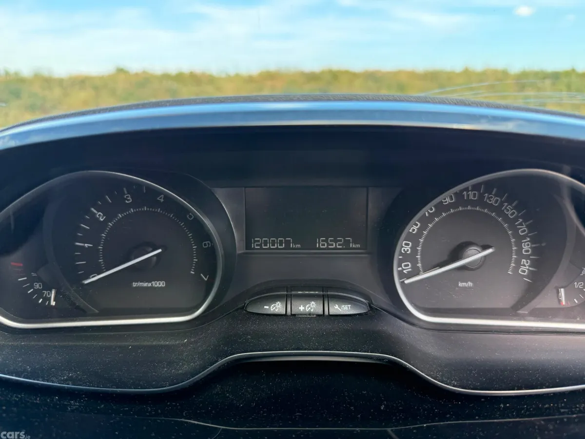 Peugeot 208 Hatchback, Petrol, 2017, Red