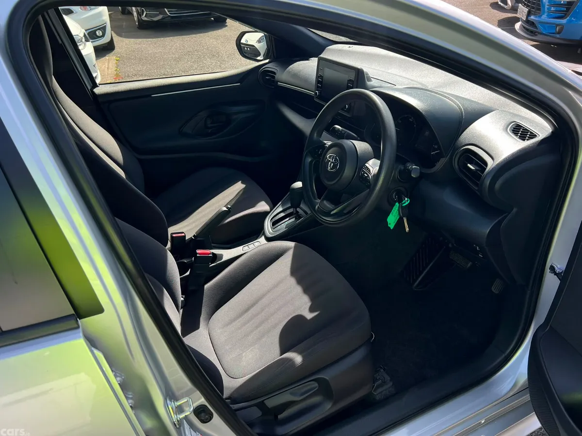 Toyota Yaris Hatchback, Petrol Hybrid, 2021, Silver