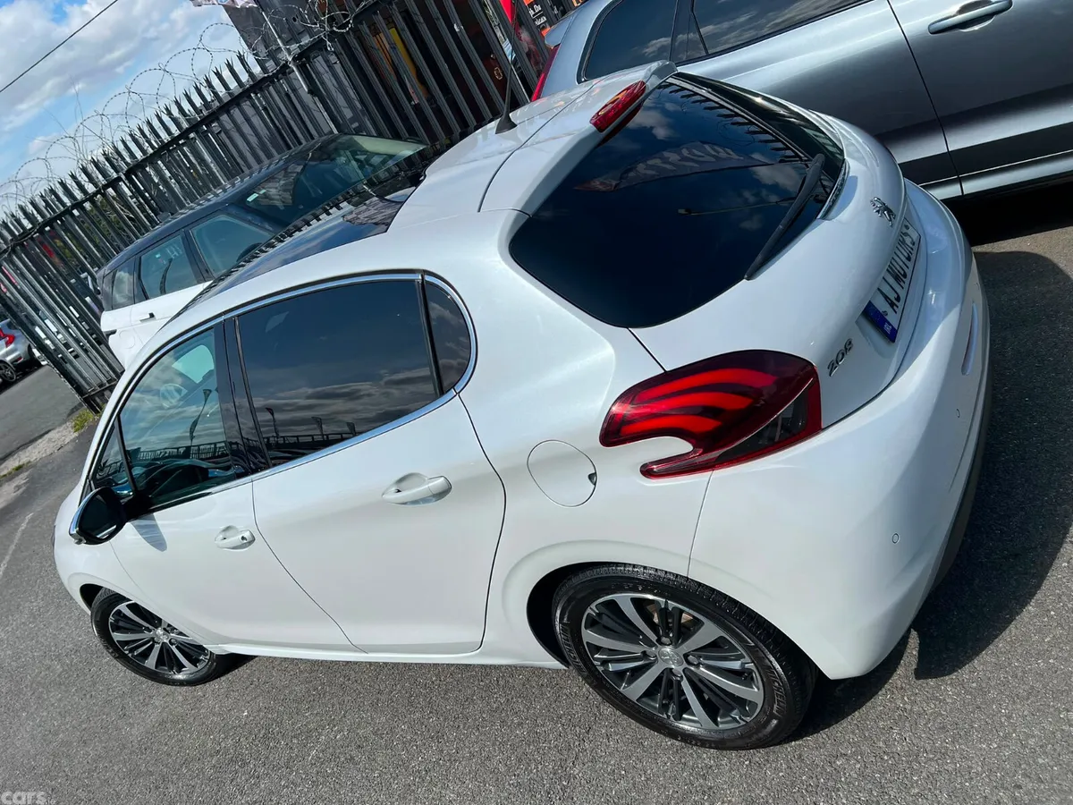 Peugeot 208 Hatchback, Petrol, 2016, White