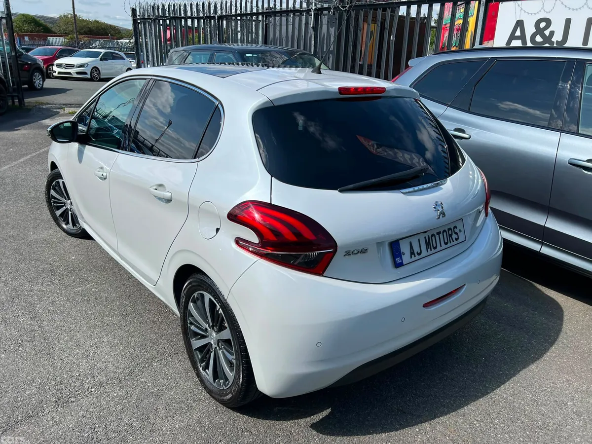 Peugeot 208 Hatchback, Petrol, 2016, White