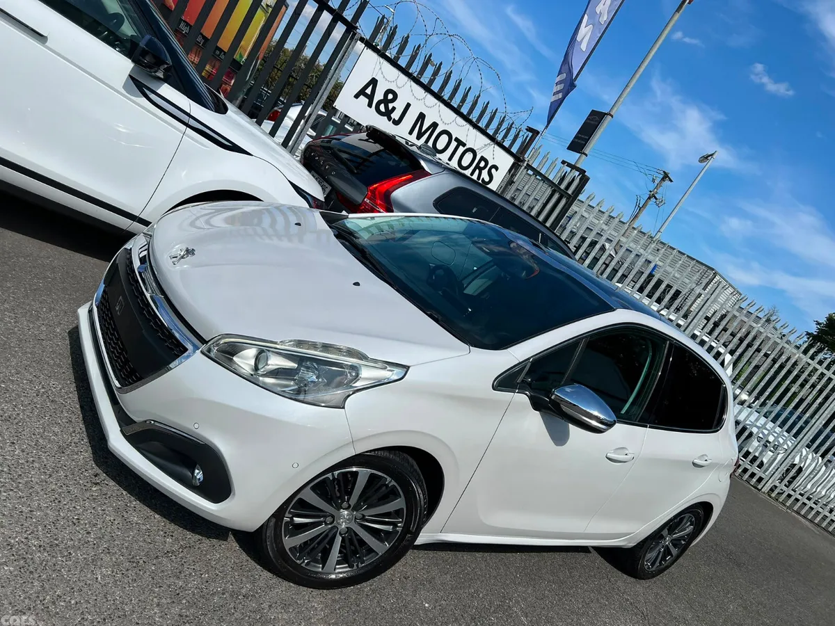 Peugeot 208 Hatchback, Petrol, 2016, White