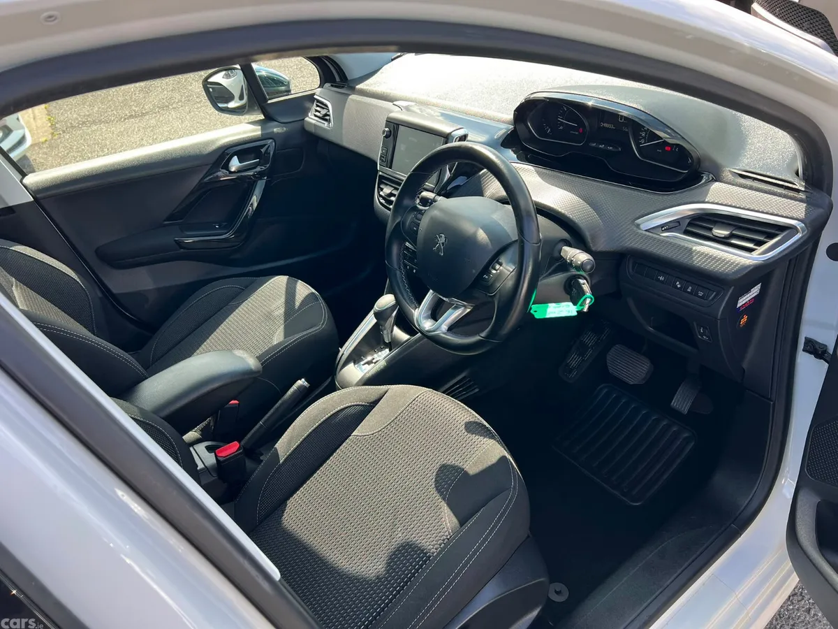 Peugeot 208 Hatchback, Petrol, 2016, White